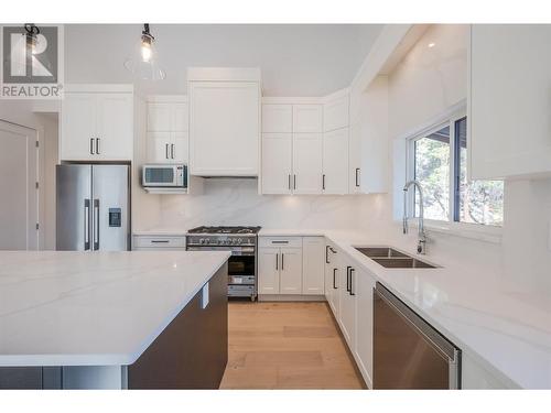 3271 Evergreen Drive, Penticton, BC - Indoor Photo Showing Kitchen With Double Sink With Upgraded Kitchen