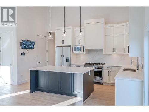 3271 Evergreen Drive, Penticton, BC - Indoor Photo Showing Kitchen With Double Sink With Upgraded Kitchen