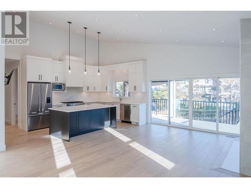 3271 Evergreen Drive, Penticton, BC - Indoor Photo Showing Kitchen With Upgraded Kitchen