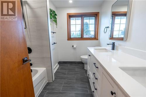 Bathroom - 1976 Concorde Avenue, Cornwall, ON - Indoor Photo Showing Bathroom