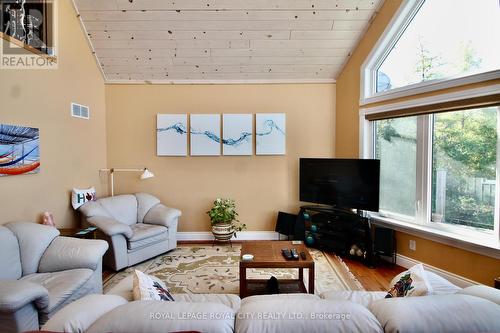 211 Eagle Road, Northern Bruce Peninsula, ON - Indoor Photo Showing Living Room