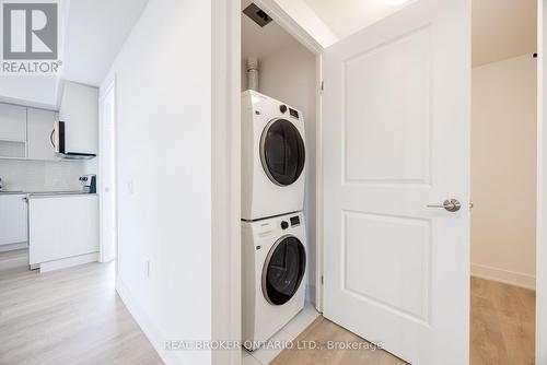 1502 - 202 Burnhamthorpe Road E, Mississauga, ON - Indoor Photo Showing Laundry Room