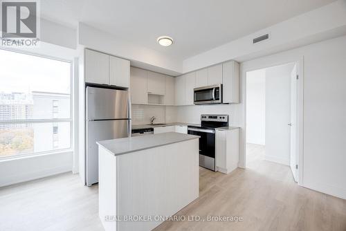 1502 - 202 Burnhamthorpe Road E, Mississauga, ON - Indoor Photo Showing Kitchen