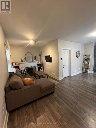 4 Elmwood Place, London, ON - Indoor Photo Showing Living Room