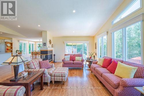 36 Southshore Road, Kawartha Lakes, ON - Indoor Photo Showing Living Room