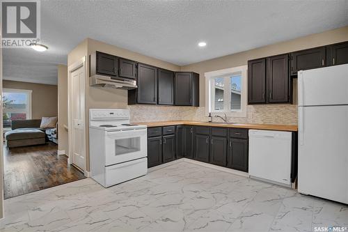 566 Klassen Crescent, Martensville, SK - Indoor Photo Showing Kitchen