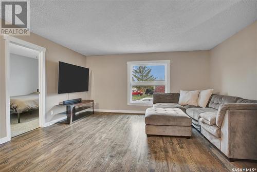 566 Klassen Crescent, Martensville, SK - Indoor Photo Showing Living Room