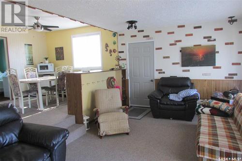 425 Mistusinne Crescent, Mistusinne, SK - Indoor Photo Showing Living Room