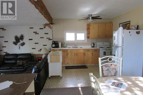 425 Mistusinne Crescent, Mistusinne, SK - Indoor Photo Showing Kitchen With Double Sink