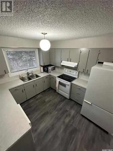 215 Sixth Avenue N, Yorkton, SK - Indoor Photo Showing Kitchen With Double Sink