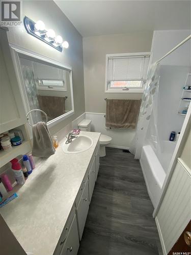 215 Sixth Avenue N, Yorkton, SK - Indoor Photo Showing Bathroom