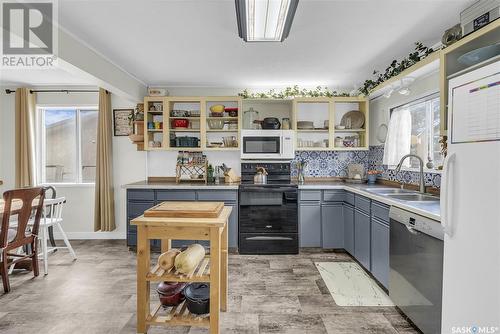 104 4Th Avenue, Aberdeen, SK - Indoor Photo Showing Kitchen With Double Sink