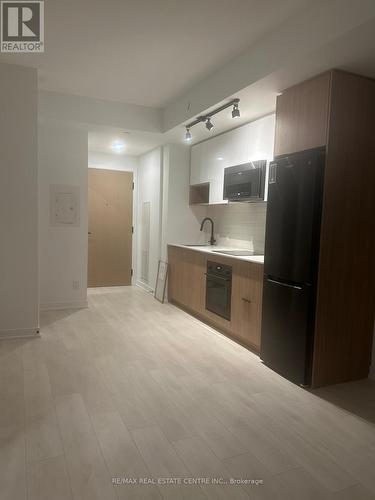 526 - 5 Defries Street, Toronto, ON - Indoor Photo Showing Kitchen