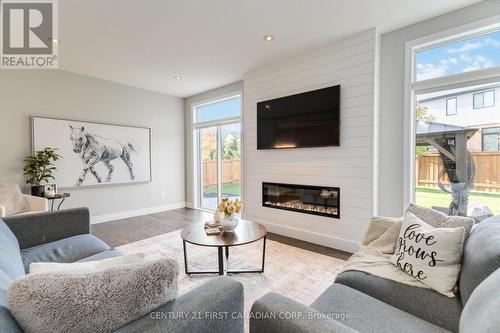 484 Tansbury Street, London, ON - Indoor Photo Showing Living Room With Fireplace