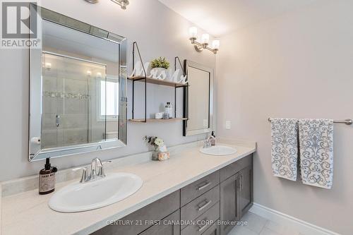 484 Tansbury Street, London, ON - Indoor Photo Showing Bathroom