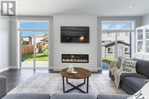 484 Tansbury Street, London, ON - Indoor Photo Showing Living Room With Fireplace