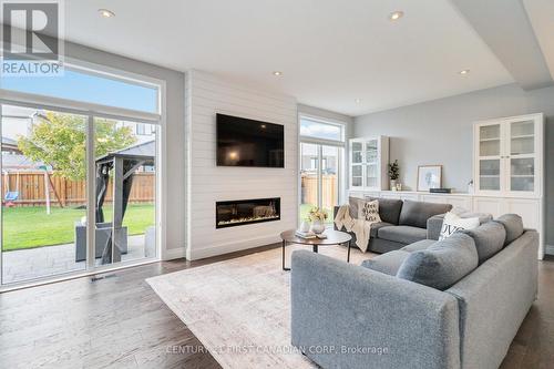 484 Tansbury Street, London, ON - Indoor Photo Showing Living Room With Fireplace