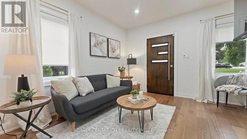 742 Mount Pleasant Road, Brantford, ON - Indoor Photo Showing Living Room