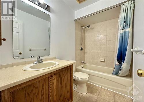 13 Fairpark Drive, Ottawa, ON - Indoor Photo Showing Bathroom