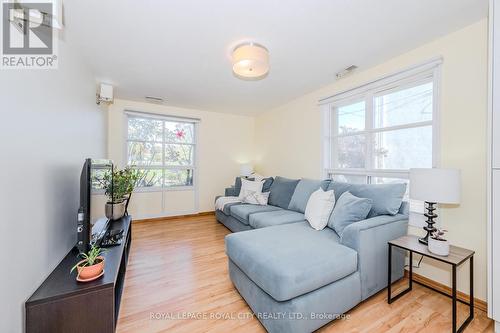 106/108 Kathleen Street, Guelph, ON - Indoor Photo Showing Living Room