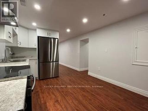 B - 184 Wilfred Avenue, Kitchener, ON - Indoor Photo Showing Kitchen