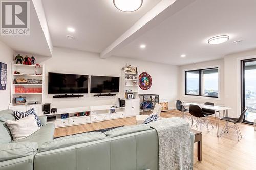 17503 Sanborn Street, Summerland, BC - Indoor Photo Showing Living Room