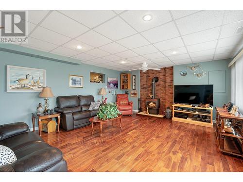 6514 Ferguson Place, Peachland, BC - Indoor Photo Showing Living Room