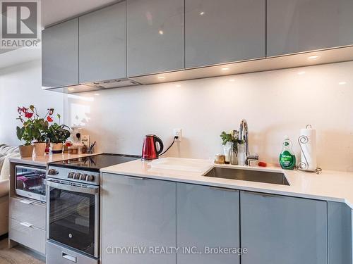 602 - 65 Annie Craig Drive, Toronto, ON - Indoor Photo Showing Kitchen