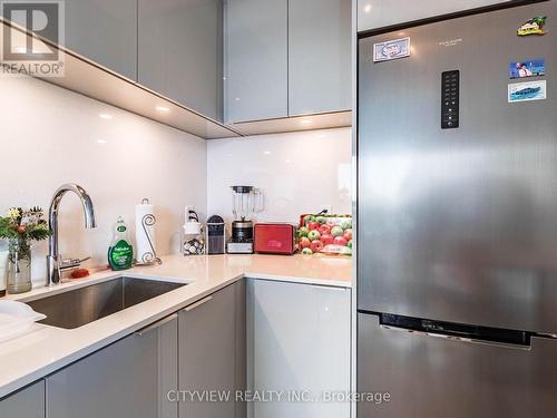 602 - 65 Annie Craig Drive, Toronto, ON - Indoor Photo Showing Kitchen