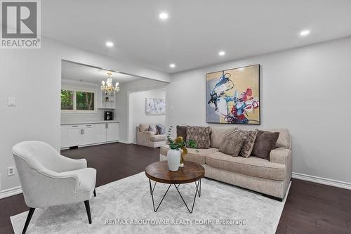 440 Sunset Drive, Oakville, ON - Indoor Photo Showing Living Room