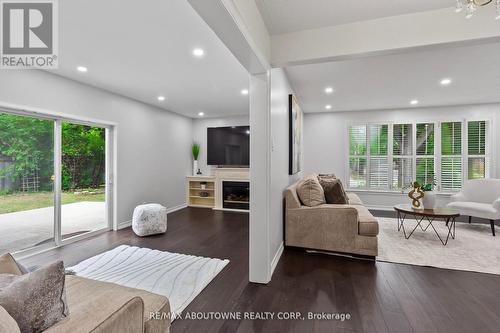 440 Sunset Drive, Oakville, ON - Indoor Photo Showing Living Room