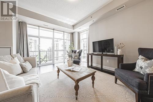 802 - 90 Charlton Avenue W, Hamilton, ON - Indoor Photo Showing Living Room