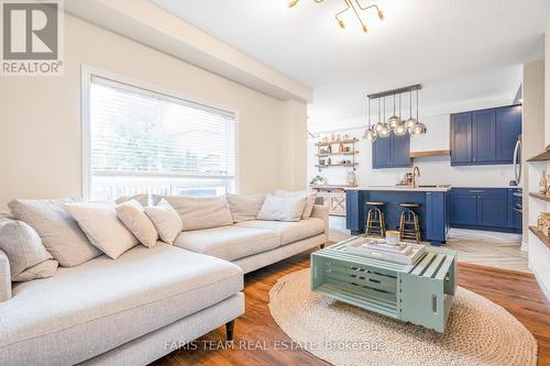 136 Windward Crescent, Vaughan, ON - Indoor Photo Showing Living Room