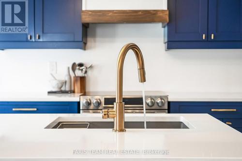 136 Windward Crescent, Vaughan, ON - Indoor Photo Showing Kitchen