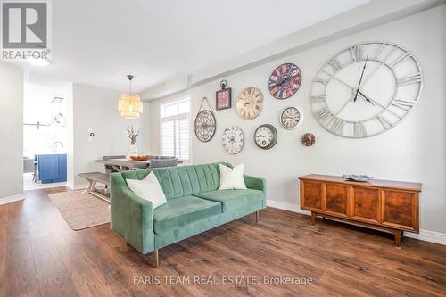 136 Windward Crescent, Vaughan, ON - Indoor Photo Showing Living Room