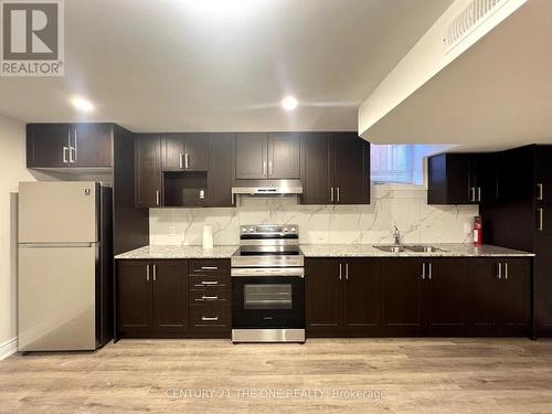 124 Mitchell Place, Newmarket, ON - Indoor Photo Showing Kitchen With Double Sink