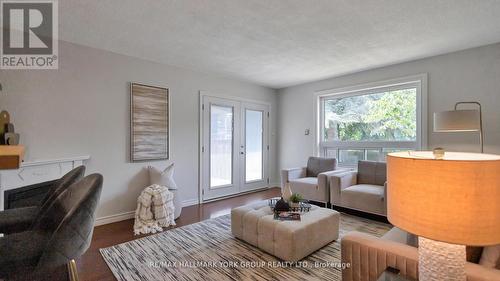 158 Meadowbank Road, Newmarket, ON - Indoor Photo Showing Living Room