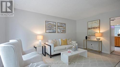 158 Meadowbank Road, Newmarket, ON - Indoor Photo Showing Living Room