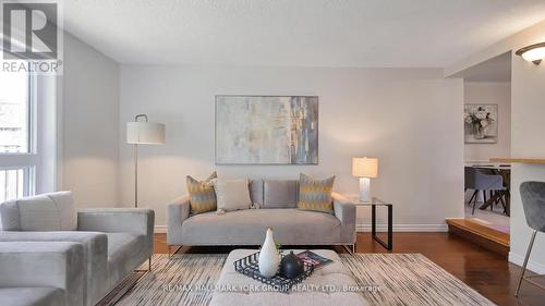 158 Meadowbank Road, Newmarket, ON - Indoor Photo Showing Living Room