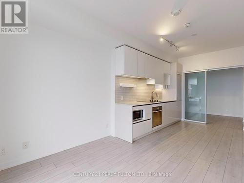 5903 - 950 Portage Parkway, Vaughan, ON - Indoor Photo Showing Kitchen