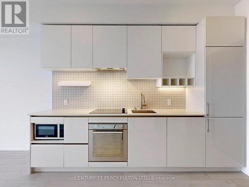 5903 - 950 Portage Parkway, Vaughan, ON - Indoor Photo Showing Kitchen