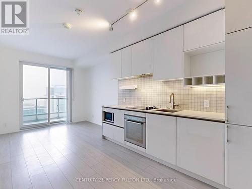 5903 - 950 Portage Parkway, Vaughan, ON - Indoor Photo Showing Kitchen