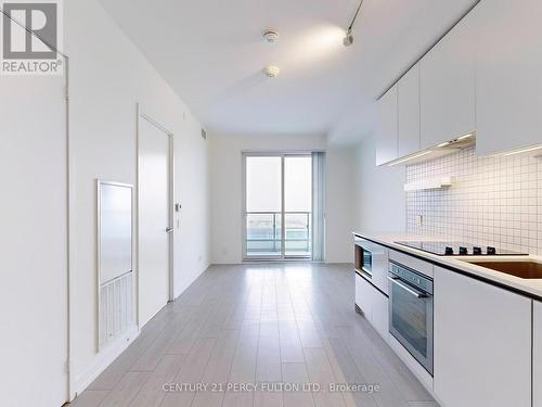 5903 - 950 Portage Parkway, Vaughan, ON - Indoor Photo Showing Kitchen