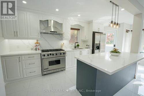 2651 Devonsley Crescent, Oakville, ON - Indoor Photo Showing Kitchen With Upgraded Kitchen