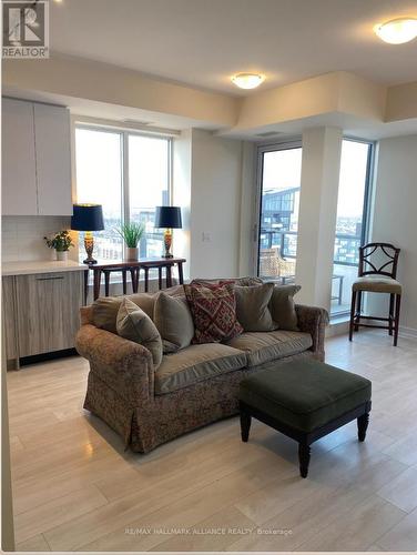 1804 - 297 Oak Walk Drive, Oakville, ON - Indoor Photo Showing Living Room