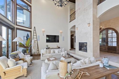 1113 Parkbluff Lane, Kelowna, BC - Indoor Photo Showing Living Room With Fireplace