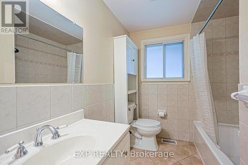 Main Fl - 7 Knowland Drive, Toronto, ON - Indoor Photo Showing Bathroom