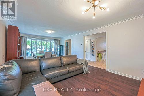 Main Fl - 7 Knowland Drive, Toronto, ON - Indoor Photo Showing Living Room