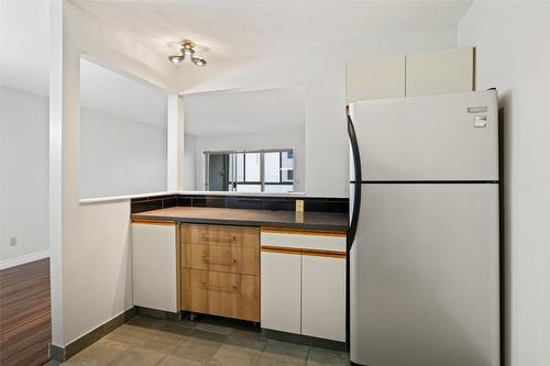 205-1249 Pacific Avenue, Kelowna, BC - Indoor Photo Showing Kitchen