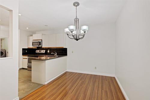 205-1249 Pacific Avenue, Kelowna, BC - Indoor Photo Showing Kitchen